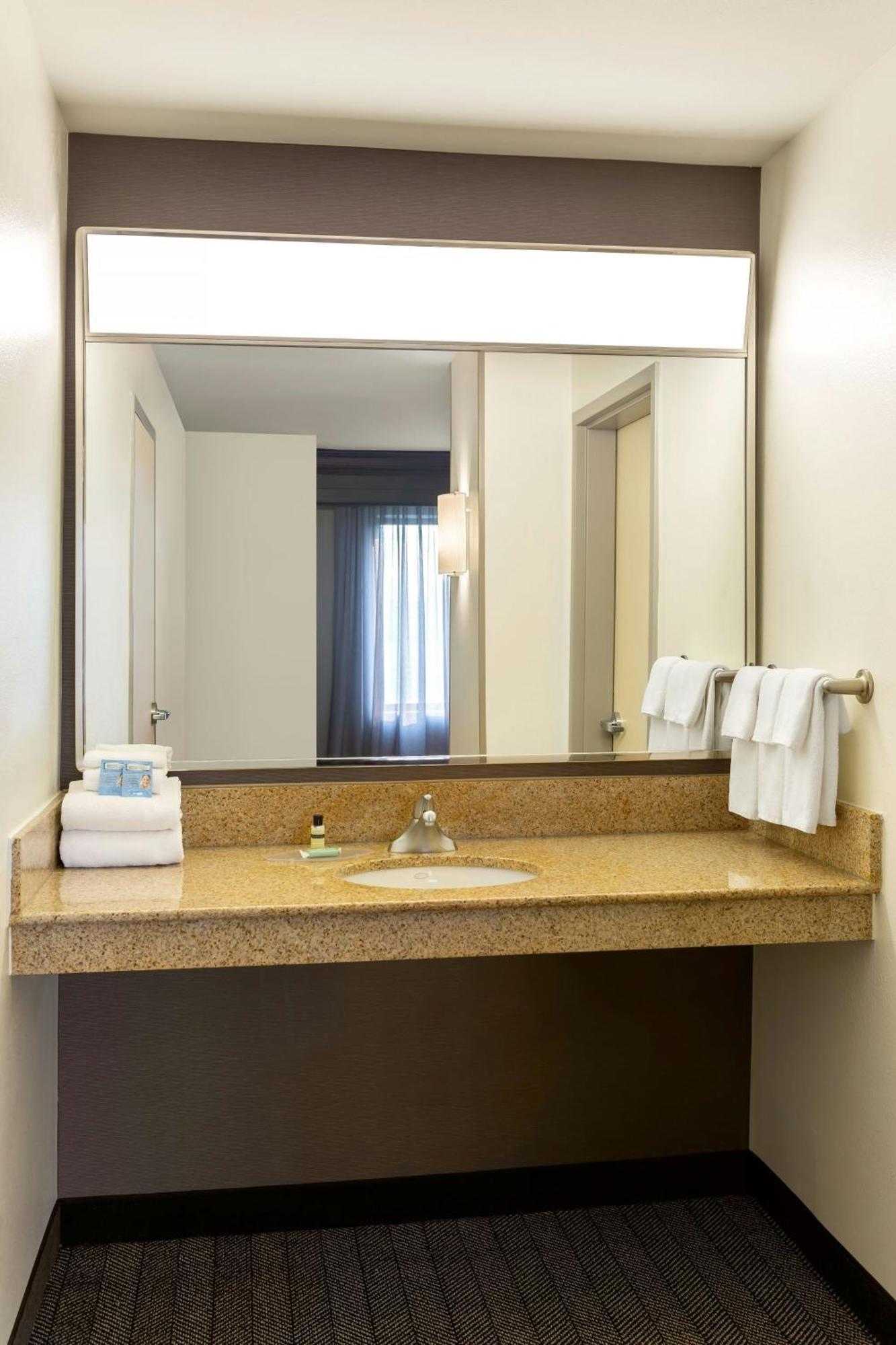 Courtyard By Marriott Madison West / Middleton Hotell Eksteriør bilde